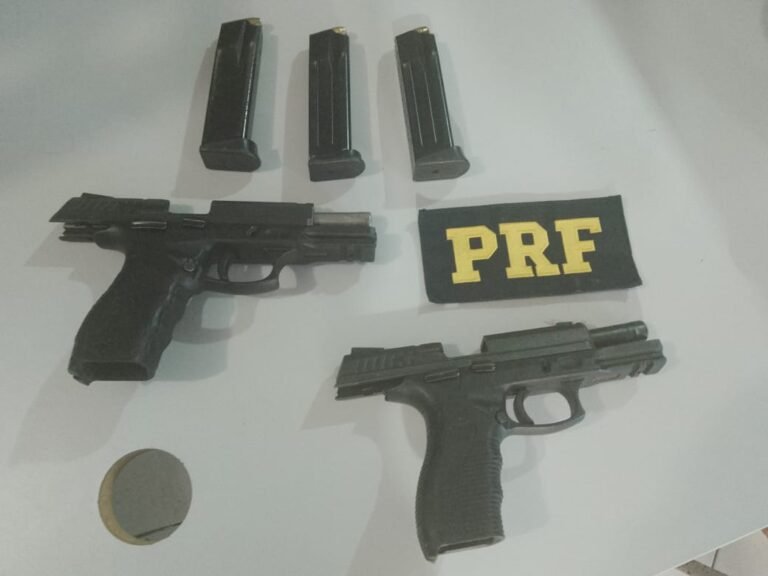 PRF prende passageiro de ônibus porte ilegal de duas pistolas, em Itaituba