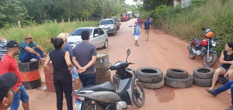 Moradores realizam protesto contra as péssimas condições da Estrada do BIS, em Itaituba