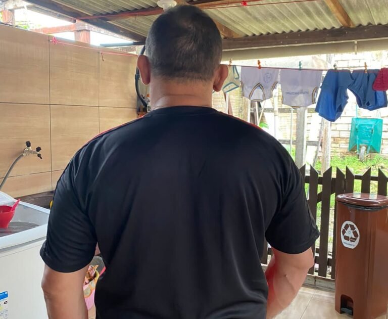 Homem com faca adentra residência para roubar e se esconde dentro do banheiro, em Itaituba