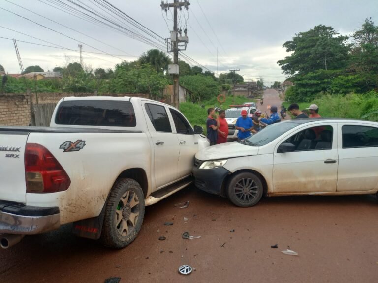 Colisão entre veículos deixa danos materiais no bairro Piracanã, em Itaituba
