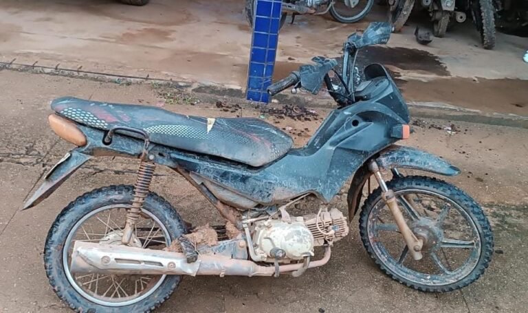 Condutor é detido após ser localizado em moto com registro de roubo, em Placas