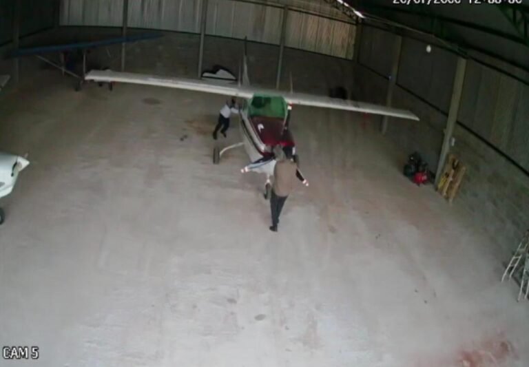 PF prende duas pessoas acusadas de roubar aeronave apreendida