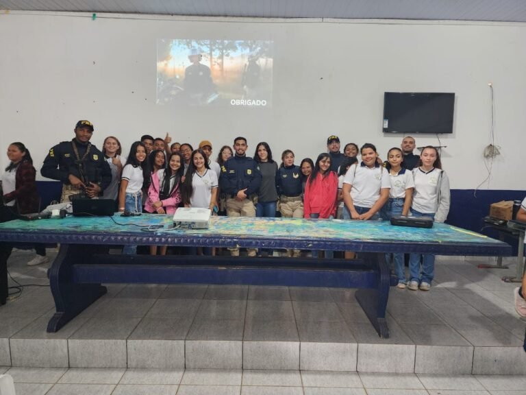 PRF realiza palestra educativa em escola no município de Trairão, no PA
