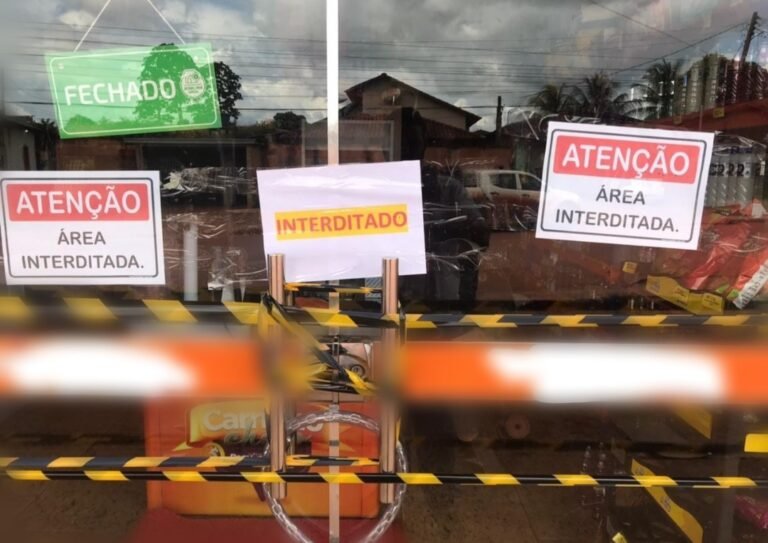 Polícia e vigilância sanitária interditam supermercado, em Rurópolis