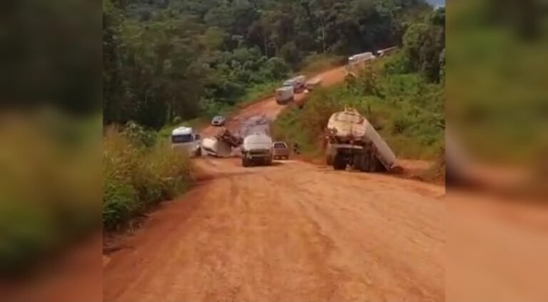 Vídeo: Carreta carregada de combustível tomba há 15 km do município de Rurópolis, no PA