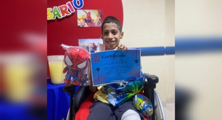 Adolescente picado por cobra recebe alta e ganha festa de aniversário no HRT