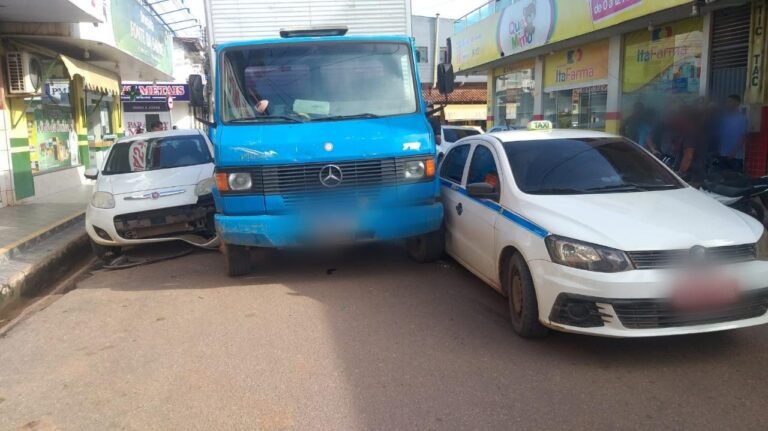 Caminhão colide na lateral de dois veículos ao passar em rua do bairro Bom Remédio, em Itaituba