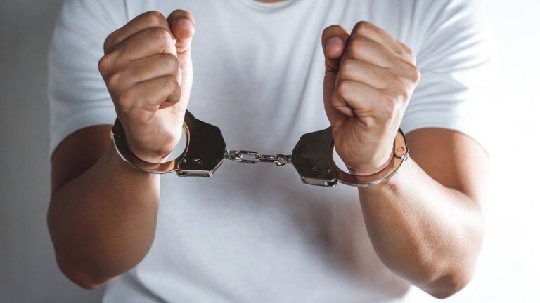 Preso suspeito de envolvimento em tentativa assalto a casa de juiz; 4 são procurados