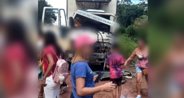 Ônibus cai em barranco após colidir com caminhão