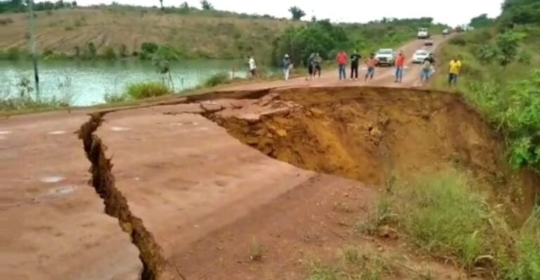 Grande cratera se abre na BR-230 entre os municípios de Rurópolis e Itaituba, no PA