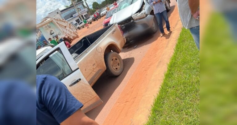 Veículos colidem na BR-230 em Itaituba, no PA