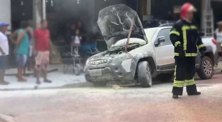 Carro pega fogo no Bairro da Floresta, em Itaituba