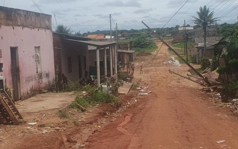 Poste de energia tomba durante forte chuva no Bairro Santo Antônio, em Itaituba