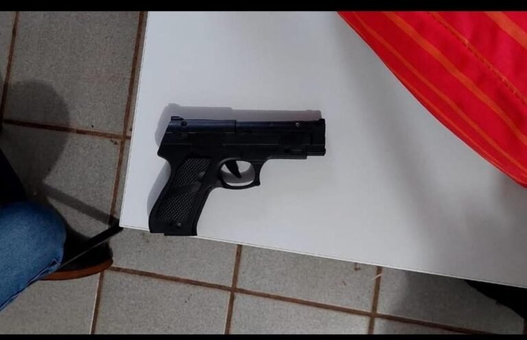 “Peita então”: Postam foto com simulacro de arma adolescentes em escola de Oriximiná