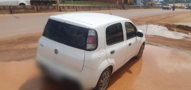 Motorista de aplicativo passa mal, perde o controle da direção e colide contra carrinho de ambulante, em Itaituba