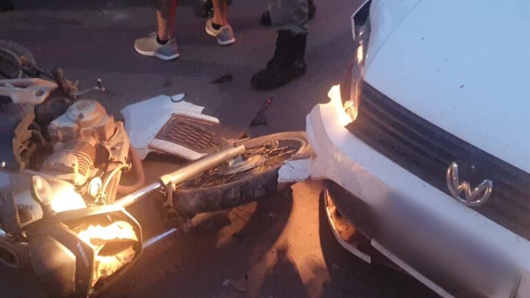 Carro e motocicleta colidem no Bairro Vitória Regia, em Itaituba