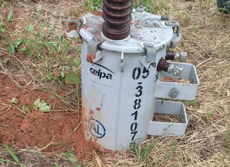 Polícia Militar flagra dois homens descendo de poste com transformador de energia