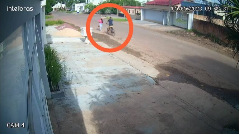 VÍDEO: Assaltante armado em bicicleta rouba o celular de uma mulher no Bairro Boa Esperança, em Itaituba