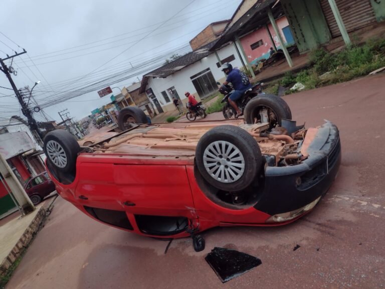 Carro capota no Bairro São José, em Itaituba