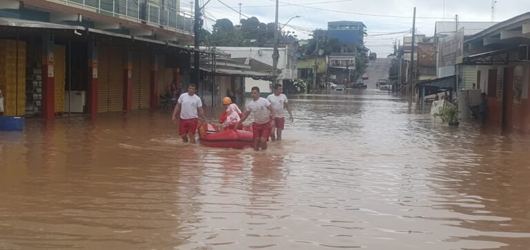 Corpo de Bombeiros ajuda no resgate de famílias atingidas por enchente em Itaituba