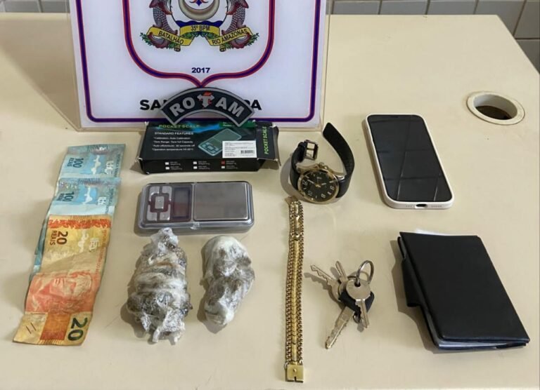 Jovem e adolescente são conduzidos à delegacia após serem flagrados com droga