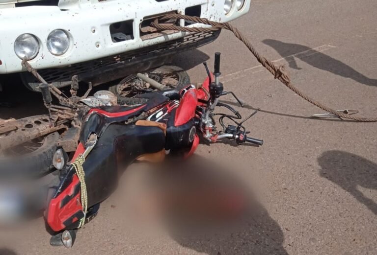 Motociclista tem perna arrancada após colidir em cabo de aço esticado entre caminhões