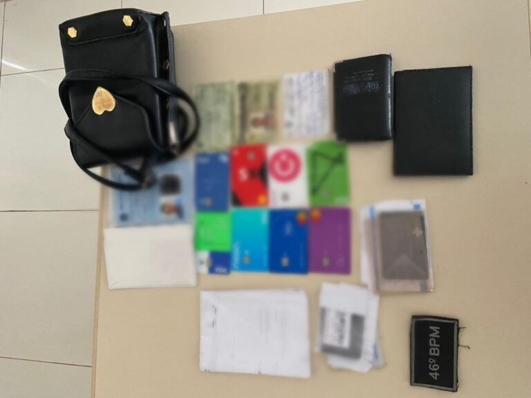 Mulher tem bolsa levada durante assalto; suspeito foi preso minutos depois do crime