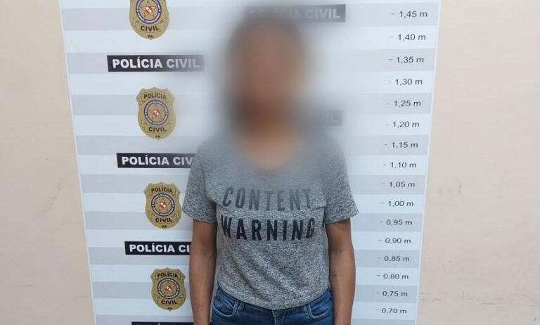 Mãe de 23 anos é detida suspeita de agredir o filho de 5 meses