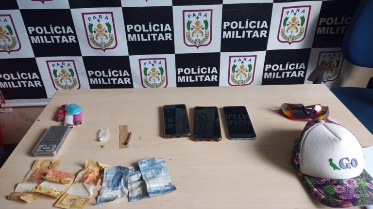 Quatro pessoas foram conduzidas à delegacia após serem flagradas consumindo droga