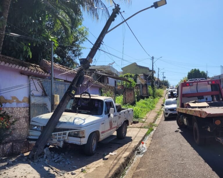Motorista colide em poste e deixa parte de moradores sem energia em Itaituba, no PA