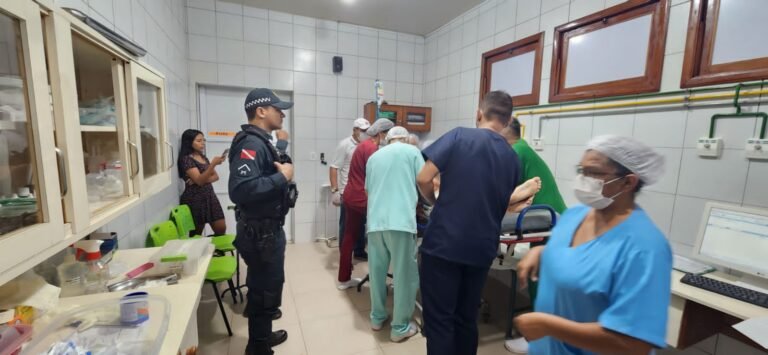Homem esfaqueia namorada e tenta tirar a própria vida