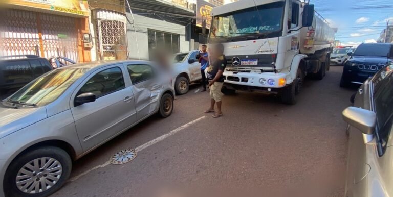 Vídeo: Caminhão arrasta carro e causa acidente no centro de Itaituba, no PA