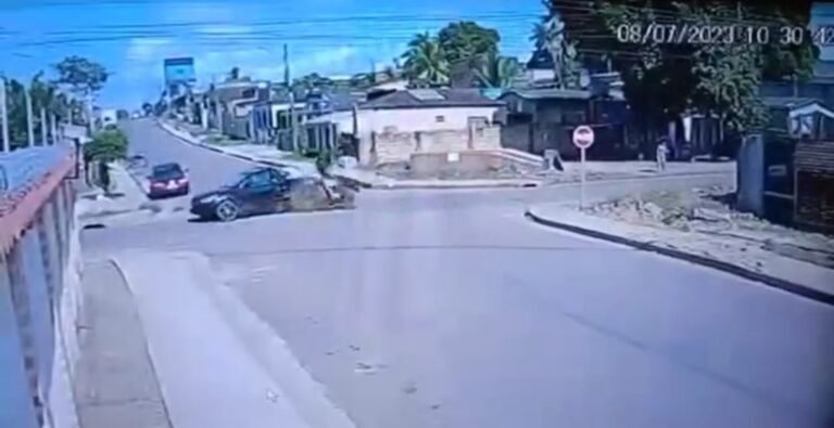 Vídeo: Motociclista colide em carro no bairro Jardim das Araras