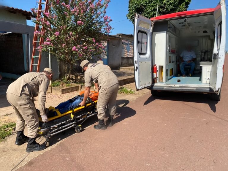 Condutor de moto arrasta fio e derruba técnico de internet de escada em Itaituba, no PA