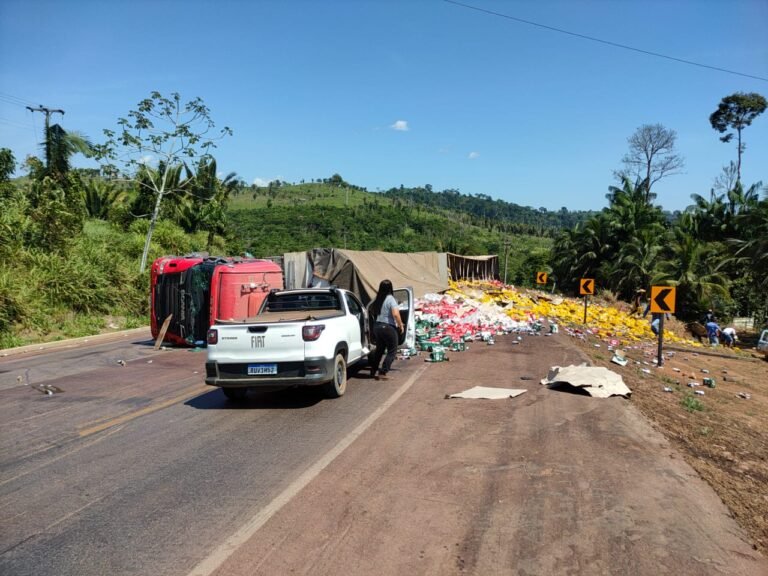 Carreta carregada de cerveja tomba na BR-163 no município de Trairão, no PA