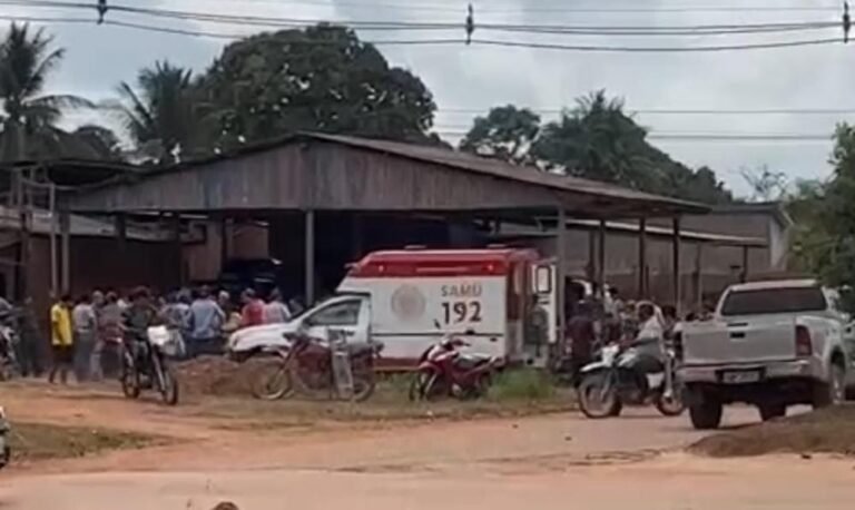 Motociclista colide na lateral de caminhonete; duas pessoas ficam feridas