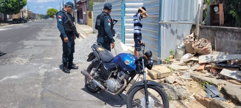 Jovem faz malabarismo em via pública e colide em Viatura da PM