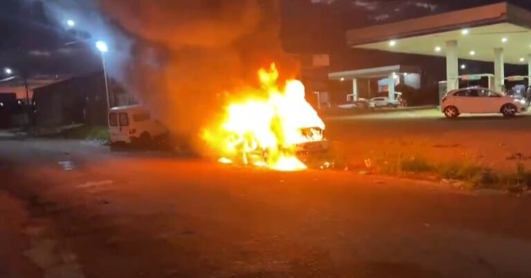 Vídeo: Veículo pega fogo em via pública em Itaituba, no PA