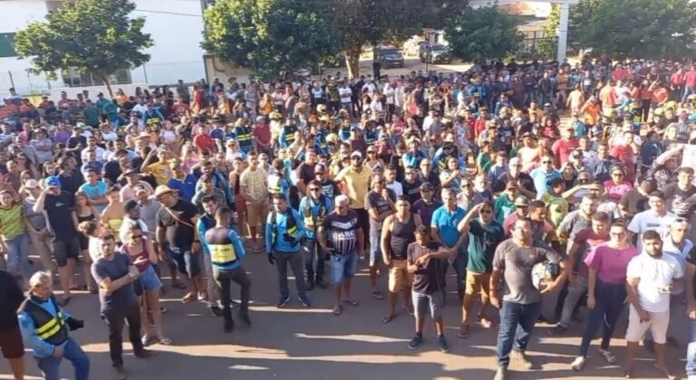 Garimpeiros, representantes de entidades e a população realizaram uma manifestação em frente ao IBAMA no município de Itaituba, no PA