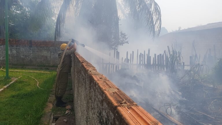 Fogo em terreno causa transtorno à moradores no bairro da liberdade