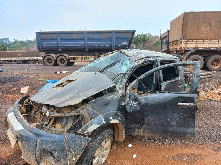 Caminhonete capota ao ser atinginda por carreta na BR-163