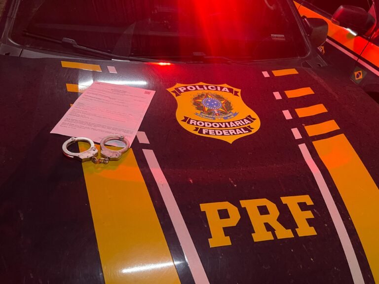 Homem de 27 anos é preso pela PRF quando tentava fugir em ônibus