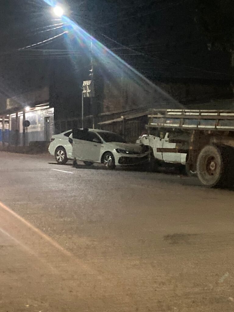 Veículo colide na traseira de caminhonete estacionada em Itaituba, no PA