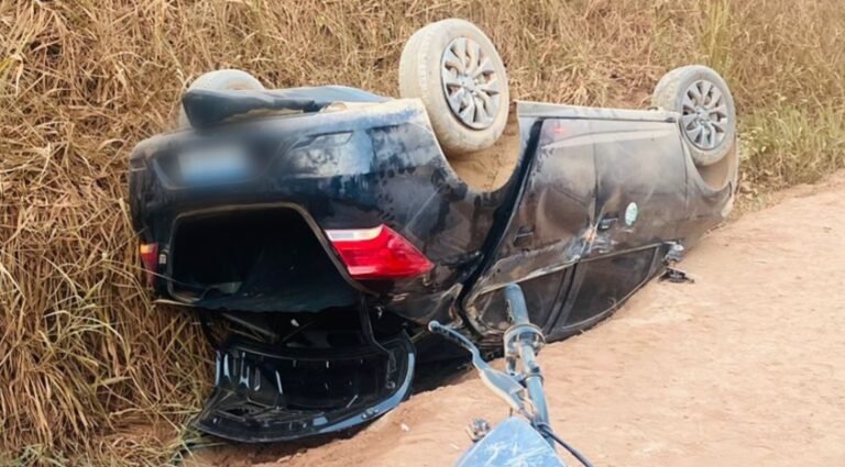 Mulher perde controle de carro e veículo capota na BR-230
