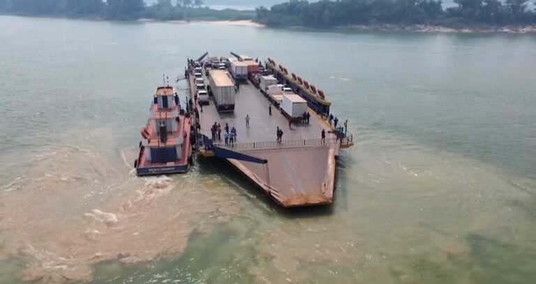 O período de estiagem pode paralisar a travessia de veículos no Rio tapajós