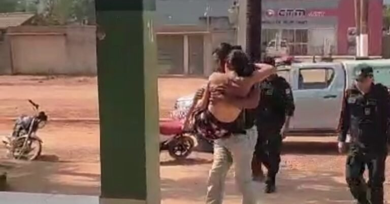 Policiais militares salvam mulher de residência em chamas