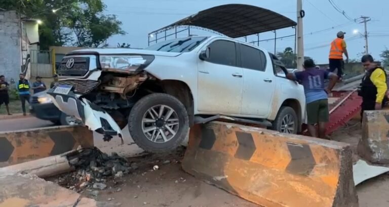 Veículo colide em mureta e derruba poste de iluminação pública na BR-230 em Itaituba