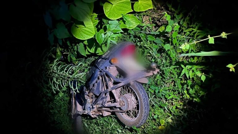 Motocicleta é abandonada em terreno baldio em Itaituba, no PA