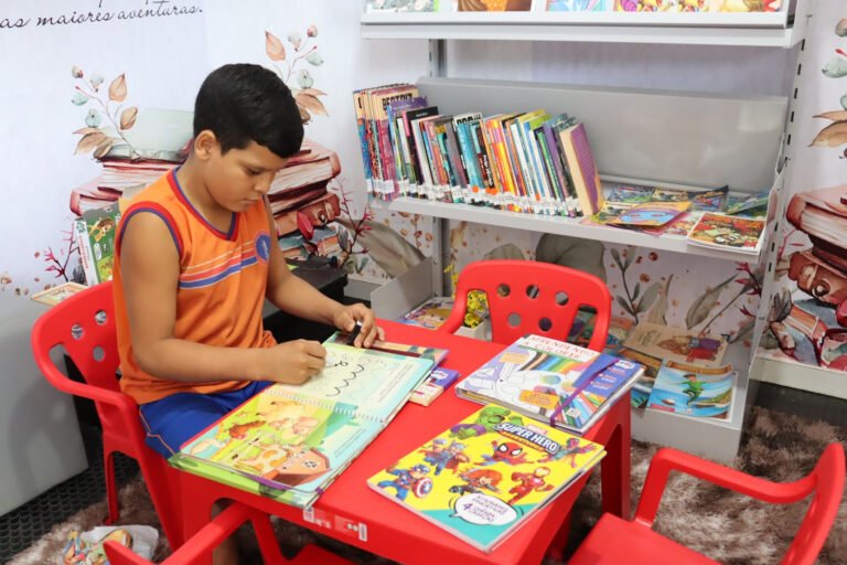 Afya inaugura bibliotecas em UBS fluvial e escolas municipais no Pará