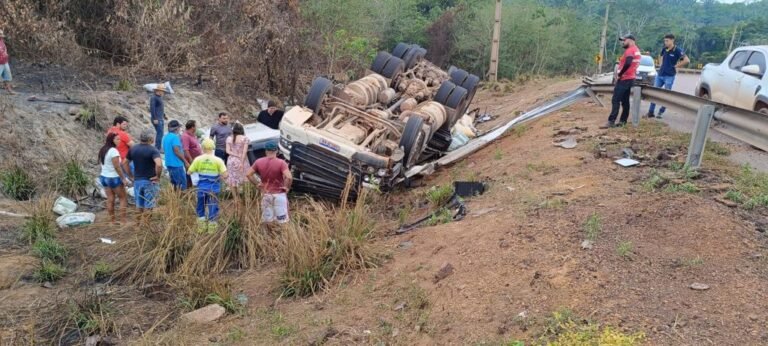 Motorista morre após tombamento de caminhão na rodovia BR-230